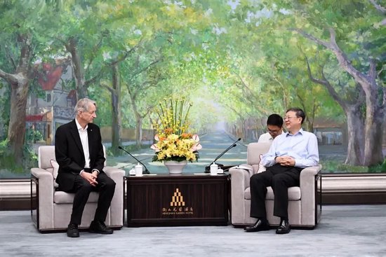 陈吉宁会见图灵奖、诺贝尔奖得主杰弗里·辛顿等2025世界人工智能大会嘉宾代表